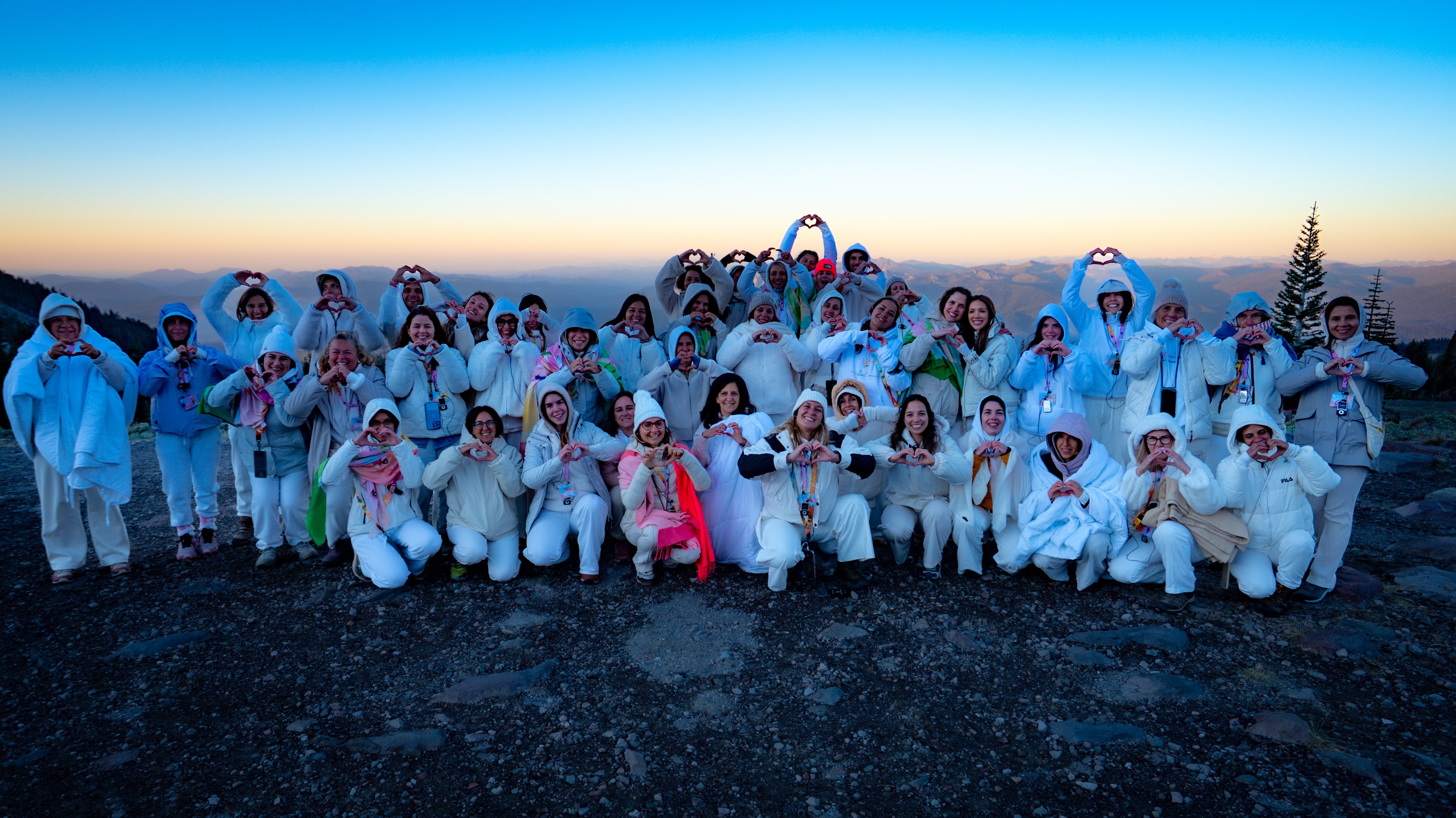 Grupo no cume ao pôr do sol